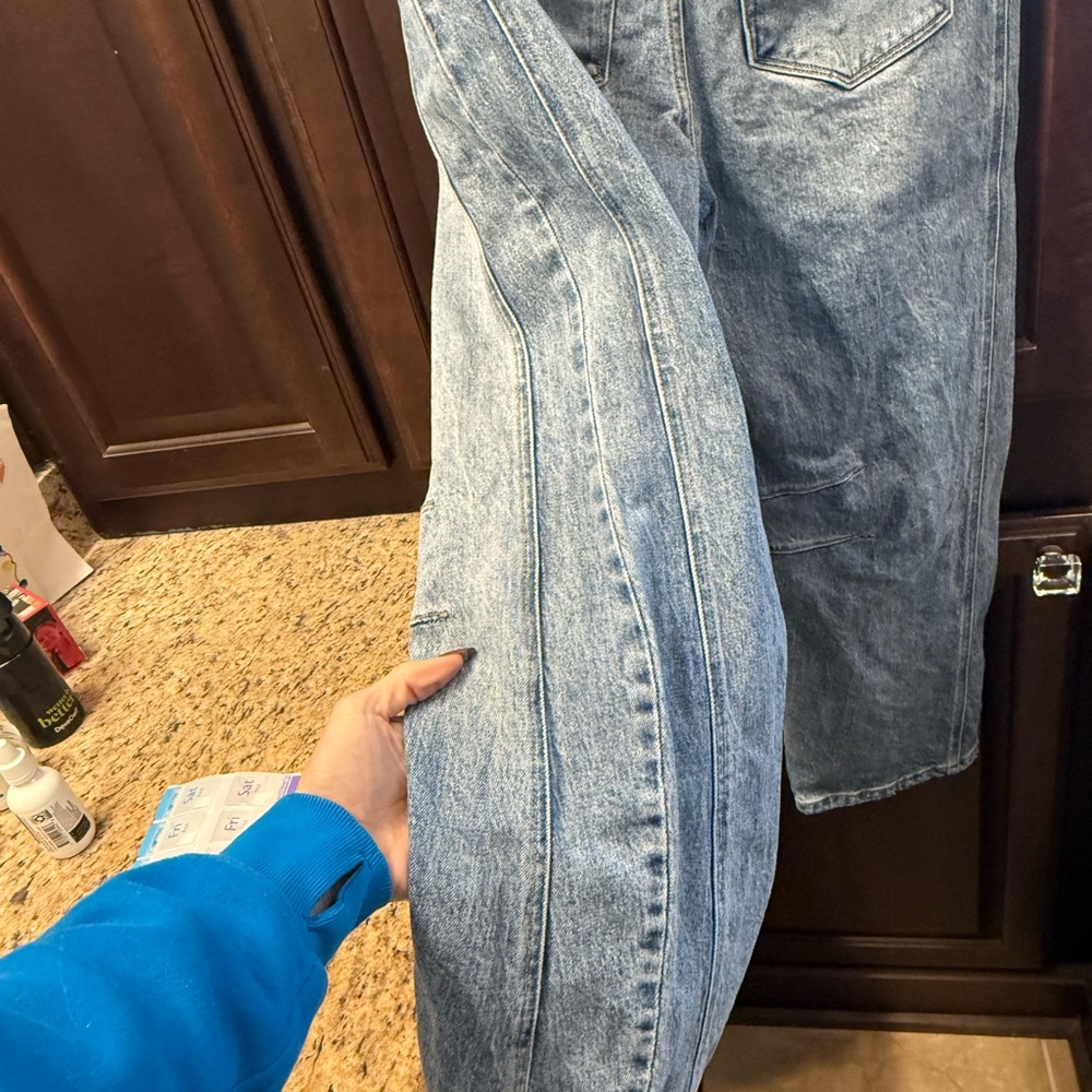 Light Wash Wide Leg Women’s Jeans - Picture 9 of 11